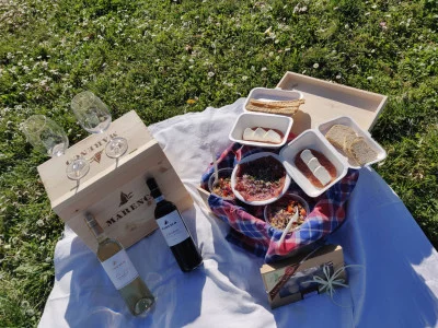 Thumbnail Picknick auf dem Weingut Marenco in den sanften Hügeln des Monferrato