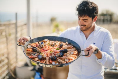 Thumbnail Experiencia culinaria en paella con vistas al mar y visita a una bodega desde Barcelona