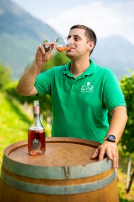 Thumbnail for Flucht in die Weinberge: Rosé Weinprobe im Weingut Edoardo Patrone